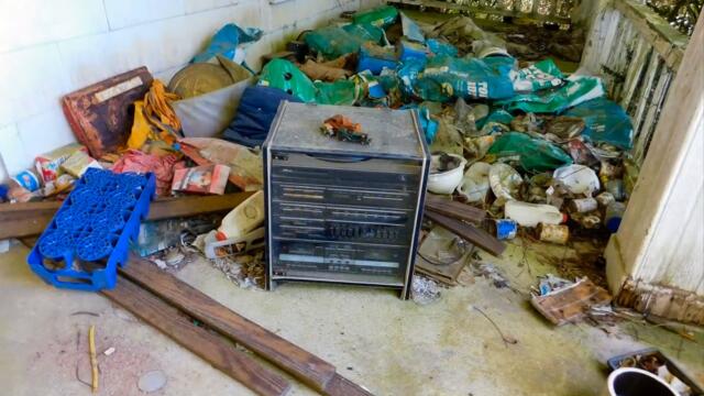 Creepy Abandoned Houses Full Of Stuff