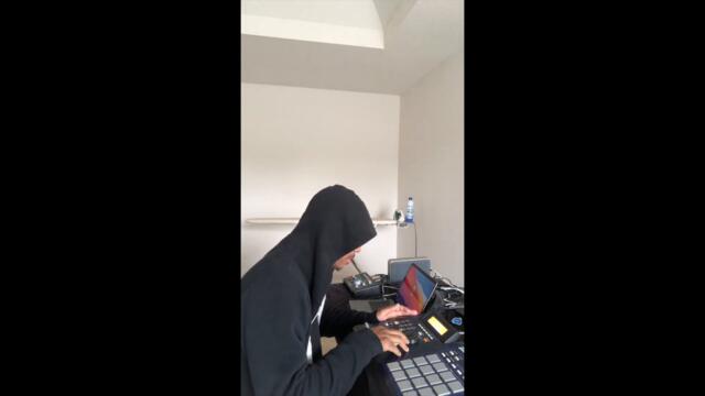 Cooking Up  a Beat on the MPC 2000 XL (Full Video)