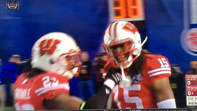 Wisconsin Robert Wheelwright Makes Incredible One-Handed Catch vs USC