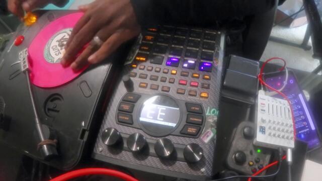 Dj Iceman (Big Boss Beatz) Messy (Sp404 MK2 & Numark PT01 Scratch)