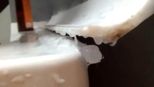 Клёйкая полоска в ванной опять отклеилась! Судя по всему это был плохой выбор.