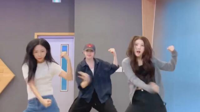 #LetsdanceChallenge With #퍼플키스 #PURPLE_KISS #도시 #채인 😍#이채연 #LEECHAEYEON #LETS_DANCE