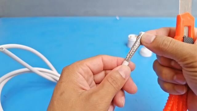 📡 Insira um soquete de lâmpada na TV e desbloqueie todos os canais do mundo em HD!