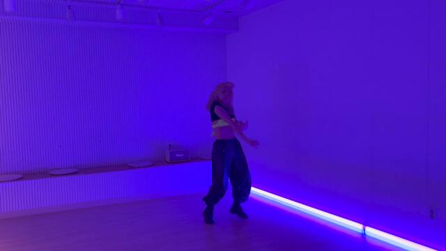 MINZY (공민지) "Pocket Locket" Dance Video