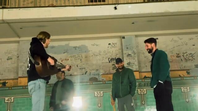 Teddy Roberts (with Tigers Jaw) - "Take Me Home, Country Roads" Live in Wisconsin