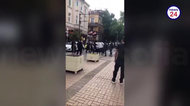 Араби нападнаха момиче и момче на бул. "Витошка" в София