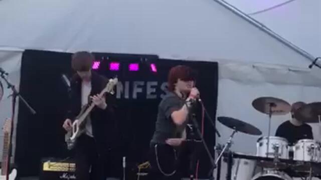 Teen band SHOCK crowd with EPIC cover of Killing in the name - RATM - Stick around to the finale