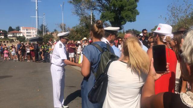 Посрещане екипажа на кораба „Св. св. Кирил и Методий“ в Несебър с червени рози и български традиции