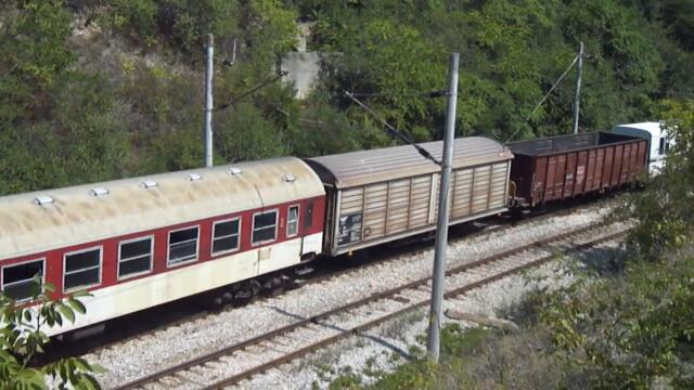 Локомотив 43 556 с мотриси за метрото