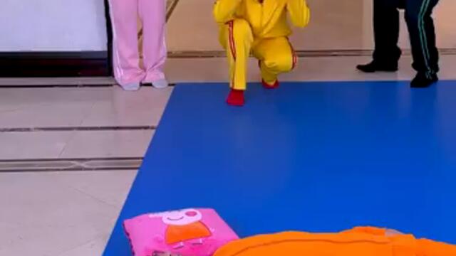 Pillow challenge, who got hit? #funnyfamily #partygames