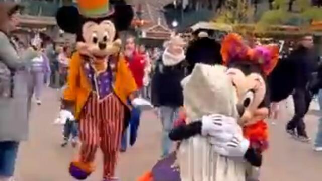 Mickey runs to Arthur!💕 #disney #halloween #disneylandparis #dlp #disneyland #oogieboogie #mickey