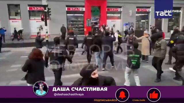 ⚡️ЭТОЙ НОЧЬЮ! Русские ТАНКИ зашли в АБХАЗИЮ! Началась БОЙНЯ! Президент СБЕЖАЛ на ВОЕННУЮ БАЗУ в РФ!