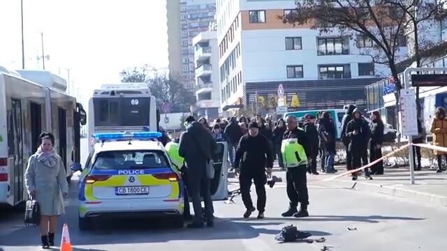 Кола се вряза в спирка на градския транспорт в София, двама са ранени