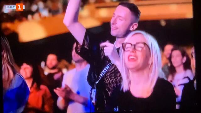 Браво на певеца който изпял българска музика и песен неверятен е