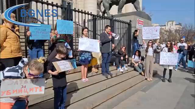 Стотици излязоха на емоционален протест в защита на животните в центъра на София