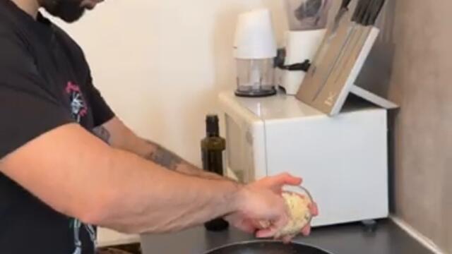 Поширани яйца по турски - Менемен - Български субтитри  | Кухнята на Др. Денев Еп. 5