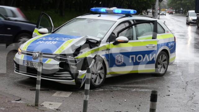 Катастрофа между полицейска кола и лек автомобил в кв. „Надежда“ 1 – сериозни материални щети