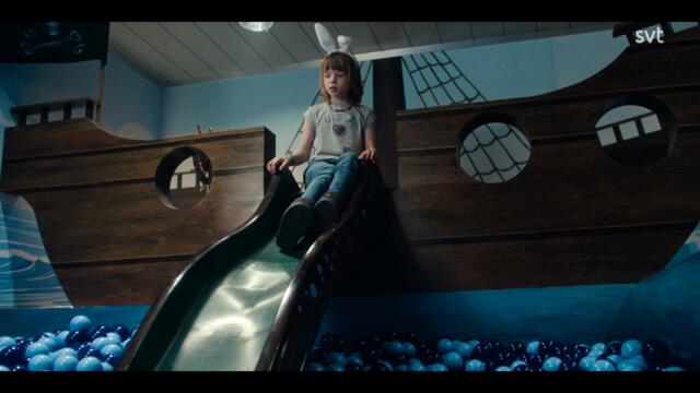 Момче вампир и малко момиченце