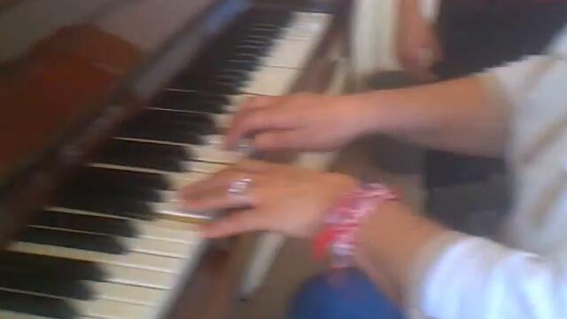 Мама има празник днес