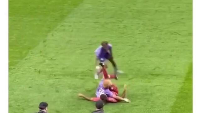 Футболисти се бият като в кеча по време на мач