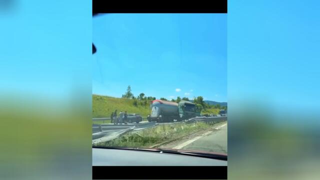 Камион преминава през мантинелата и връхлита в насрещното на АМ "Струма" България 2026 г.